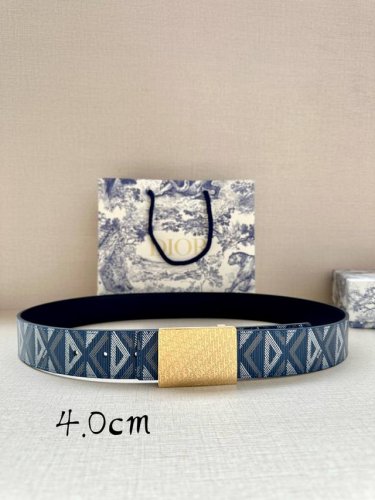 特 宽度4.0Cm Dior 这款 40 毫米双面腰带结合典雅气质与摩登风范。双面设计，一面采用海军蓝色 Cd Diamond 图案帆布，另一面采用同色调光滑牛