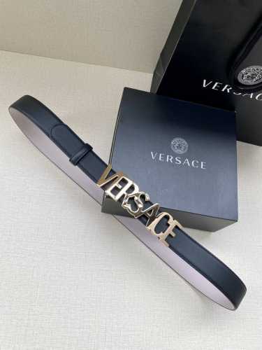 宽度3.0cm VRSACE 此款腰带采用柔软皮革制成，饰有Logo搭扣，并采用衣领铆钉固定，造型经典。