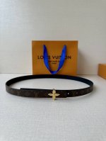 2.0宽 本款 Lv Iconic 双面腰带以纤细剪裁迎接新季，搭配标志性 Iconic 搭扣，无论展现 Monogram Reverse 帆布或素雅牛皮革，均