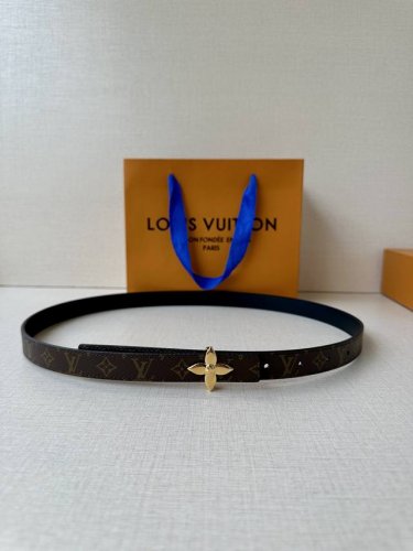 2.0宽 本款 Lv Iconic 双面腰带以纤细剪裁迎接新季，搭配标志性 Iconic 搭扣，无论展现 Monogram Reverse 帆布或素雅牛皮革，均