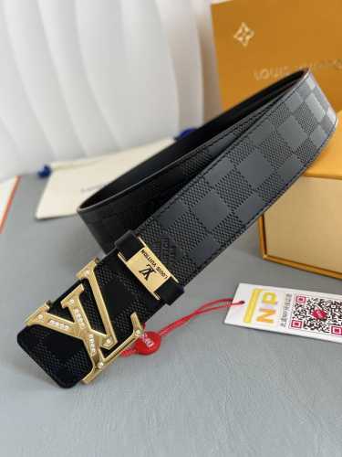 品名： Lv..路易..威登腰带皮带原单 型号：挂扣，经典纯钢材质镶钻字母挂扣，头层牛皮，图片实物拍摄 材料：头层牛皮，挂扣系列，纯钢材质扣头，钯镀电镀工艺永不