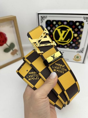 品名：Lv..路易..威登原单 材质：原单牛皮腰带 百分百头层牛皮腰带保证真皮，24K纯钢扣，专柜原单品质、做工精细，时尚大牌，送人自用首选 包装： 请认准如图