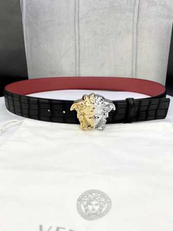 宽度4.0Cm Versace 范思哲 采用精挑细选进口牛皮，此款鹿皮腰带配有醒目的美杜莎头像搭扣，可为任何造型增添几分立体雅致效果。 - 点击图像关闭