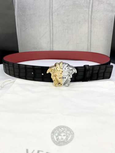 宽度4.0Cm Versace 范思哲 采用精挑细选进口牛皮，此款鹿皮腰带配有醒目的美杜莎头像搭扣，可为任何造型增添几分立体雅致效果。