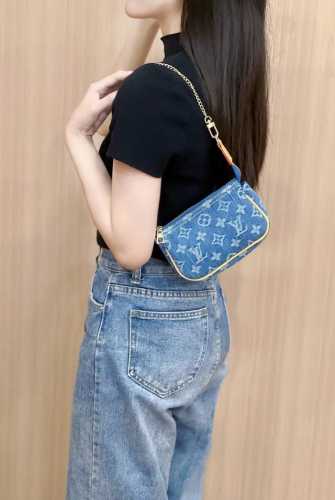 配斜挎长链新品Louis Vuitton 路易威登Lv迷你牛仔麻将包 手机包 钥匙扣 可斜挎 手提 尺寸：15×3.5×9.5 长宽高