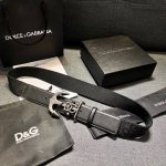 Dolce&Gabbana 全新软质小牛皮腰带，缀以个性化徽标搭扣。小牛皮腰带，搭配徽标装饰搭扣: 腰带宽度：40 Mm 镀钌金属搭扣 意大利制造 带面:牛皮革