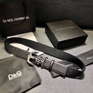 Dolce&Gabbana 全新软质小牛皮腰带，缀以个性化徽标搭扣。小牛皮腰带，搭配徽标装饰搭扣: 腰带宽度：40 Mm 镀钌金属搭扣 意大利制造 带面:牛皮革