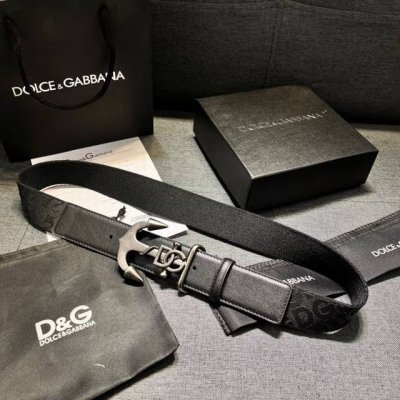 Dolce&Gabbana 全新软质小牛皮腰带，缀以个性化徽标搭扣。小牛皮腰带，搭配徽标装饰搭扣: 腰带宽度：40 Mm 镀钌金属搭扣 意大利制造 带面:牛皮革