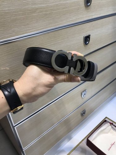 配送专柜包装 打孔针 特 新款 F宽35Mm 标志造型皮带，圆柱8字S F铆钉扣，双面进口原版进口压花牛皮配而制成，镀金表面金属制品，品质保证，非市场通货