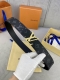 特 此款Initiales 4.0宽双面腰带以平纹小牛皮搭配品牌标志性的Damier Cobalt帆布，丰富时尚造型选择。平纹小牛皮面适合商务造型，反面的Dam