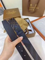 新款 Burberry 巴宝莉专柜同步上新 意大利制腰带 精选光滑皮革与粒纹皮革制成 饰牌搭扣装饰品牌专属标识图案 宽:3.5Cm 精致优雅