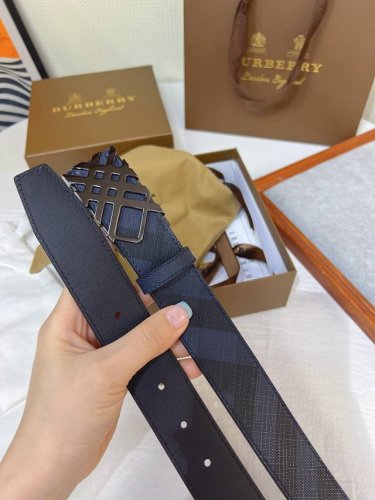 新款 Burberry 巴宝莉专柜同步上新 意大利制腰带 精选光滑皮革与粒纹皮革制成 饰牌搭扣装饰品牌专属标识图案 宽:3.5Cm 精致优雅