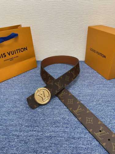 品牌 Lv 4．0Cm 特 描述 这款饰有Lv带扣的腰带配以水牛皮衬里，覆以Monogram 牛皮。展现细腻的品牌特质，是牛仔裤的理想配件 Lv字母带扣 Mon