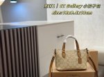 飞机盒 Coach Gallery 小饺子包 面料是经典的Logo老花设计，包包配有的长肩带可拆卸，可手提可斜挎。 不仅拥有小巧可爱的外观，还具备出色的储物功能