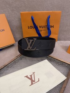 Lv Initiales Blason 40 毫米双面腰带诠释创意总监 Pharrell Williams 对品牌传统与摩登风尚的热忱。柔软皮革外层点缀的 Lv