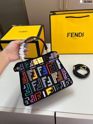 Fendi芬迪Peekaboo刺绣小猫包 经典包型 可爱俏皮 任何搭配都可轻松驾驭 D-344尺寸23×17折叠盒