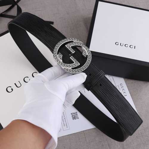 宽度4.0Cm Gucci 品牌标志性的原单双G标识经重新诠释后，以光彩夺目的金色调呈现在这款水波纹皮腰带上。
