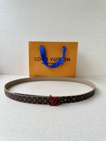 2.0宽Mini Lv 双面腰带以华美皮革和标志性 Monogram 帆布演绎两式风范，为纤细构型融入莹泽 Lv Initiales 金属搭扣。榄尖形末端再添优
