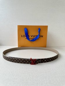 2.0宽Mini Lv 双面腰带以华美皮革和标志性 Monogram 帆布演绎两式风范，为纤细构型融入莹泽 Lv Initiales 金属搭扣。榄尖形末端再添优
