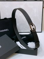 Chanel 24C 黄铜金属 水钻黑 与 白Logo搭扣 黄铜金属进口羊皮带身 饰有Cc小Logo手感柔软 细腻 3.0Cm