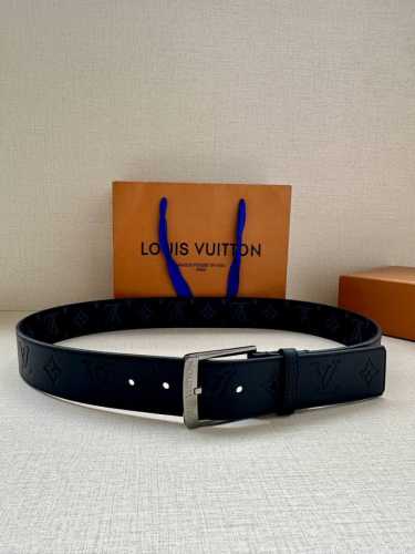 特 4.0宽 Citizen 双面腰带以 Monogram Eclipse 帆布和 Taurillon 皮革成就两式风尚，再以耀目针式搭扣俊朗格调，可轻松融入各