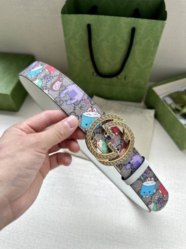 宽度3.8Cm Gucci Gg Marmont系列每一季都会推陈出新，为灵感源于70年代的标志性gg配件注入宠物现代精髓。这款gg Supreme帆布腰带反面