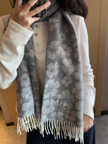 上新！2025秋冬香奈儿男女同款，同步，高端羊绒针织围巾！ 可正式，可随意，非常Classical的设计。这款织法比较难，又很费纱线，工艺难度非常大！！！这样的