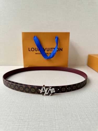 2.0宽Mini Lv 双面腰带以华美皮革和标志性 Monogram 帆布演绎两式风范，为纤细构型融入莹泽 Lv Initiales 金属搭扣