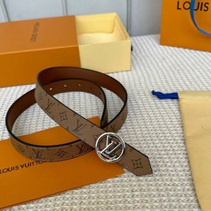 特 P170 寬25Mm 雙面用女士原單腰帶 寬度25毫米 雙面可用 正面為新型的絲印效果 柔軟的土黃色小牛皮做底 搭配細緻華麗的字母搭扣