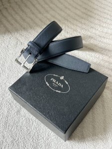 Rada 普拉达 专柜同款 男人商务休闲腰带 宽3.4Cm 采用Saffiano小牛皮。抛光带扣采用简约外形设计，其上以Rada徽标装饰，勾勒精致细节，是Rad