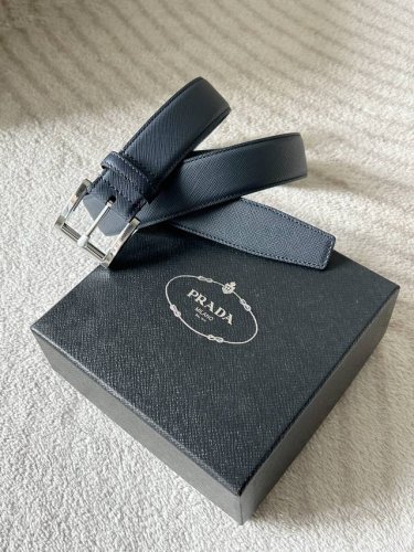 Rada 普拉达 专柜同款 男人商务休闲腰带 宽3.4Cm 采用Saffiano小牛皮。抛光带扣采用简约外形设计，其上以Rada徽标装饰，勾勒精致细节，是Rad