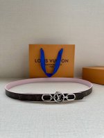 特 2.0宽 Lv Trio 双面腰带拼合细腻牛皮革和 Monogram 帆布，为中央金属搭扣聚焦 Lv Circle 标识 Monogram 花卉，雅致设计实