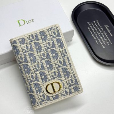 Dior D48颜色 乳白色尺寸 10*14*2.5 Dior专柜秋冬新款火爆登场！这款30Montaigne护照套经典，采用蓝色提花面料，Oblque印花装饰