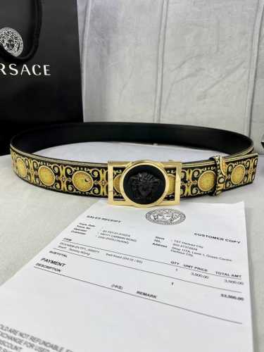 特 宽度4.0Cm Versace 范思哲 此款Palazzo腰带采用牛皮革面料制作，并饰有Le Pop Classique图案印花和标志性的美杜莎五金配件。
