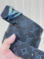 4.0宽 2025新款以天然小牛皮搭配路易威登特色设计元素的Lv pyramide 腰带，时尚新潮，尽显品牌个性。小牛皮材质，饰有路易威登标志性的Monogra
