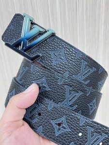 4.0宽 2025新款以天然小牛皮搭配路易威登特色设计元素的Lv pyramide 腰带，时尚新潮，尽显品牌个性。小牛皮材质，饰有路易威登标志性的Monogra