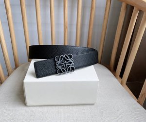 特 Loewe 罗意威最新专柜同款腰带 双面头层牛皮 简约造型精美的材质质量 致力打造对不同领域的时尚精品 宽:4.0Cm