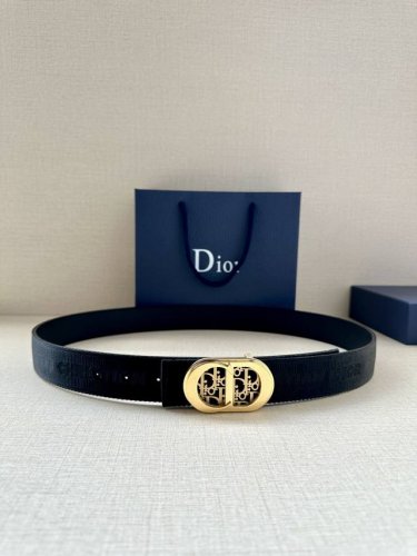 Dior 这款金属覆层黄铜腰带扣是二零二四春季系列新品，展示 Cd Icon 标志和 Oblique Cosmo 图案，致敬 Dior 的经典图案。可与各式 3