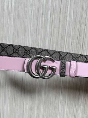 2025秋冬系列焕新演绎富有辨识度的Gg Marmont系列。这款双面窄版腰带采用Gg印花压纹皮革与皮革材质匠心打造，缀饰双G搭扣。 商品细节 一面为粉色Gg印 - 点击图像关闭