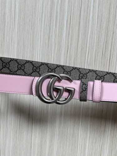 2025秋冬系列焕新演绎富有辨识度的Gg Marmont系列。这款双面窄版腰带采用Gg印花压纹皮革与皮革材质匠心打造，缀饰双G搭扣。 商品细节 一面为粉色Gg印