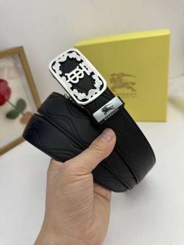 品名：巴宝莉 自动带 材质：原单牛皮腰带 百分百头层牛皮腰带保证真皮，24K纯钢扣，专柜原单品质、做工精细，时尚大牌，送人自用首选 包装： 请认准如图专柜包装赠