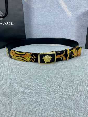 宽度4.0Cm Versace 范思哲 此款palazzo腰带采用牛皮革面料制作 并饰有Le pop Classique图案印花和标志性的美杜莎五金配件 - 点击图像关闭