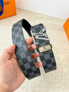 品名： Lv..路易..威登腰带皮带原单 DDD 型号：挂扣，经典纯钢材质挂扣，头层牛皮，图片实物拍摄 DDD 材料：头层牛皮，挂扣系列，纯钢材质扣头，钯镀电镀