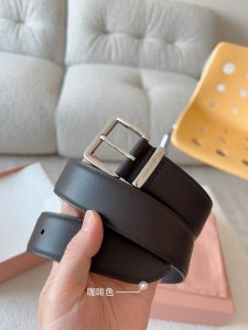 Miu Miu这款皮革腰带设计简约而优雅，腰带环伴以Miu Miu徽标。结合金属细节和标志性元素，彰显Miu Miu腰带的精致材质。百搭、实用、休闲、优雅，无论