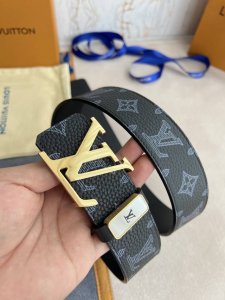 品名： Lv..路易..威登腰带皮带原单 型号：挂扣，经典纯钢材质挂扣，头层牛皮，实物拍摄 材料：头层牛皮，挂扣系列，纯钢材质扣头，钯镀电镀工艺永不掉色。原版头