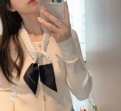 Dior迪奥Twilly丝巾，Miss 款式经典，造型修长，两端尖角设计，背面饰以对比鲜明的Christian Dior标志条形图案。 上身效果非常赞！随意一搭