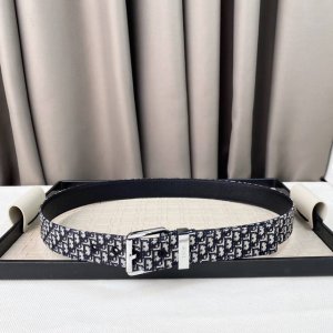 特 。Dio纯铜五金宽3.5Cm原单搭配原扣头，油边近乎完美，原产皮料定制，双面可用，质感无可挑剔！