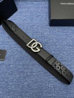 品牌Dg No.550 描述这款腰带配以水牛皮衬里，覆以Monogram 牛皮。展现细腻的品牌特质。 板扣；4．0宽 Monogram牛皮；意大利双面头层牛皮