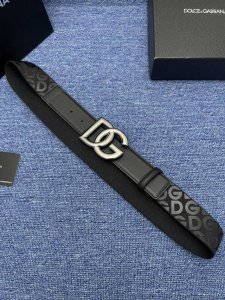 品牌Dg No.550 描述这款腰带配以水牛皮衬里，覆以Monogram 牛皮。展现细腻的品牌特质。 板扣；4．0宽 Monogram牛皮；意大利双面头层牛皮