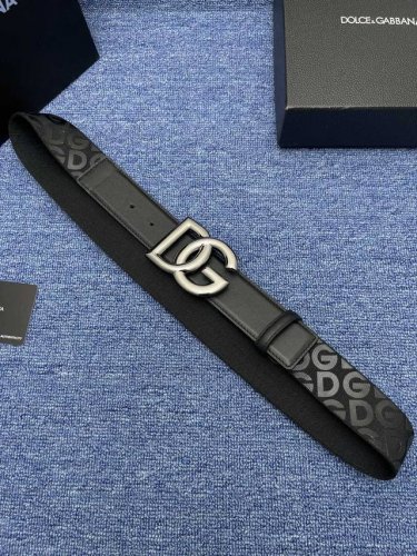品牌Dg No.550 描述这款腰带配以水牛皮衬里，覆以Monogram 牛皮。展现细腻的品牌特质。 板扣；4．0宽 Monogram牛皮；意大利双面头层牛皮